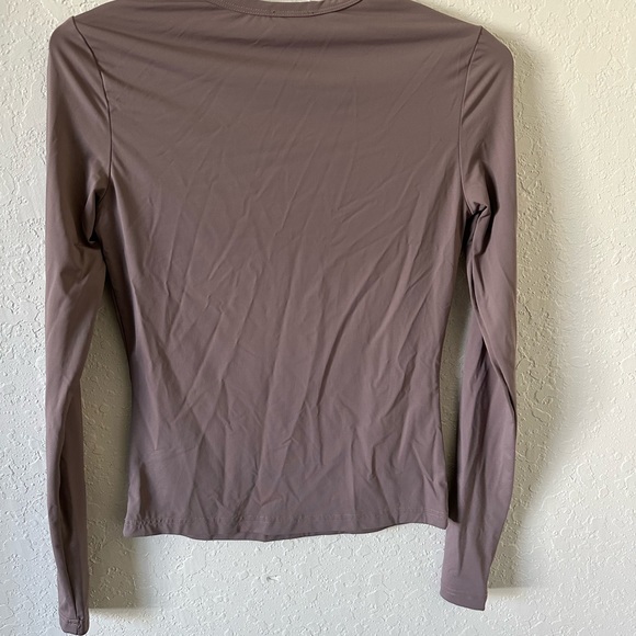 NWOT Pink Lilly fitted taupe layering long sleeve tee - Picture 4 of 5